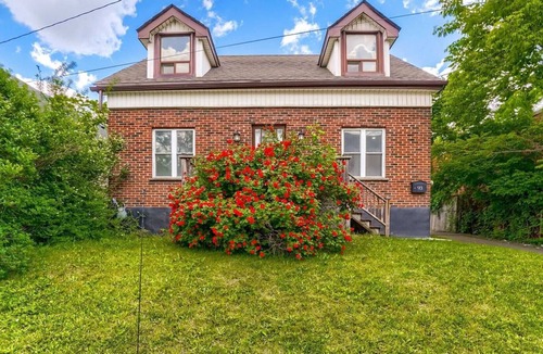 Hamilton House | Cozy spacious house for large group - huge backyard w/ deck & Bonfire