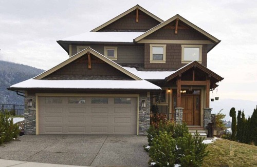 Vernon House | Cozy,spacious, open concept,3 bedroom, extra bonus family room with 2 bunkbeds