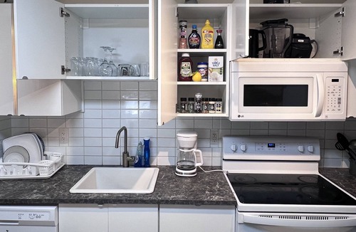 East Kildonan House | Cozy, Sparkly 3 Bedroom with ensuite bathroom