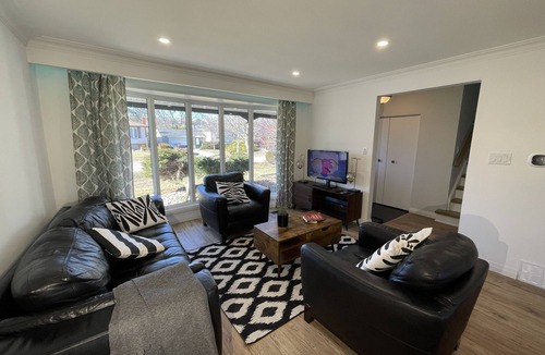 Burlington House | Cozy stay in Burlington's bungalow