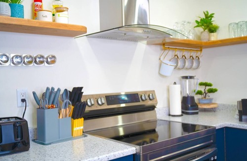 Williams Lake House | Cozy Suite | 5 Min to DT | Self Check-In | 75" TV