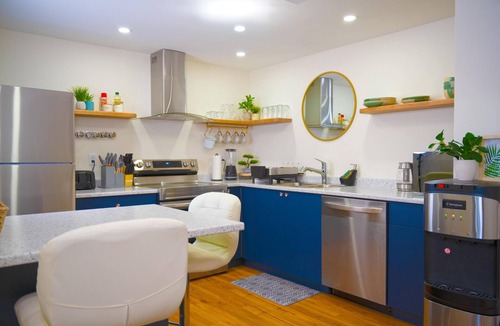 Williams Lake House | Cozy Suite in Williams Lake | 5 Min to DownTown | Self Check-In | 75" TV