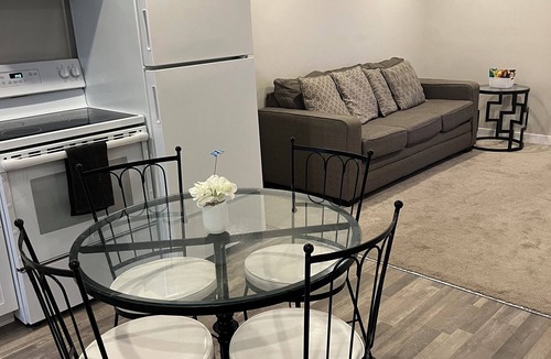 Regina House | Cozy Suite – Private Entrance, Fast Wi‑Fi & Smart TV – Family & Pet‑Friendly