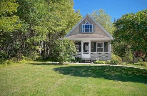 Panmure Island Cottage | Cozy Summer House on Idyllic Waterfront at The Manor at Panmure