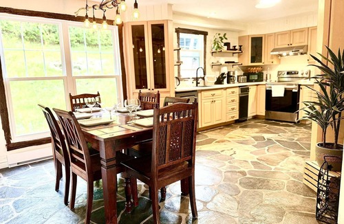 Sainte-Adele House | Cozy, Sunlit Family Retreat in Sainte-Adèle – Near Ski, Trails & Spa!
