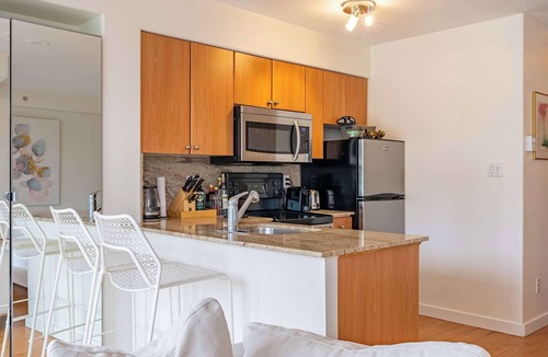 Downtown Vancouver Apartment | Cozy Unit steps from the Beach