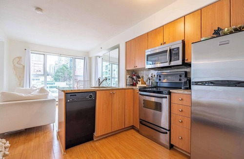 Downtown Vancouver Apartment | Cozy Unit steps from the Beach