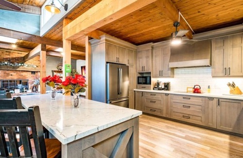 The Blue Mountains Ski Chalet | Cozy upgraded Chalet Hot Tubs Sauna Fireplace