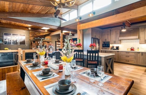The Blue Mountains Ski Chalet | Cozy upgraded Chalet Hot Tubs Sauna Fireplace