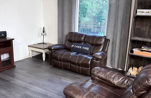 Quinte West Cottage | Cozy Waterfront 3 Bedroom Cottage (Pet-Friendly)