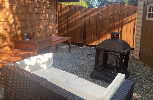 Sooke House | Cozy West Coast Cottage for Weekly Stays (pet friendly)