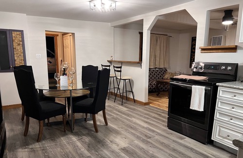 Oro-Medonte House | Cozy Whole Home, Pet Friendly, & Central to Lake Simcoe, Rama & Horseshoe Valley
