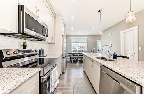 Calgary House | Cozyhub Vacation Rental with AC-Shops, Calgary Airport/Free Parking/Near Parks