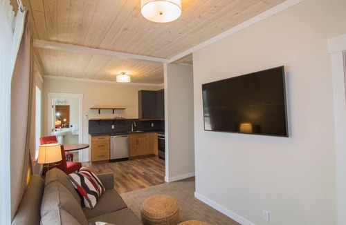 Regional District of Nanaimo Hotel | Cranberry Arms Inn