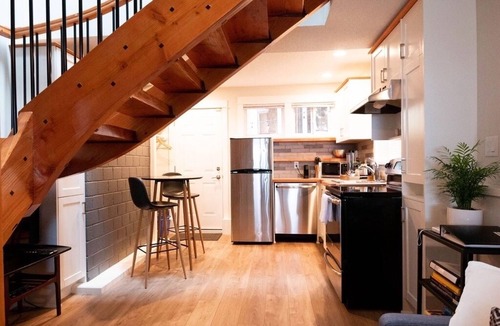 Departure Bay House | Create Memories | Walk to Beach | Hot Tub l 2-Story Modern Suite| 196Mbps