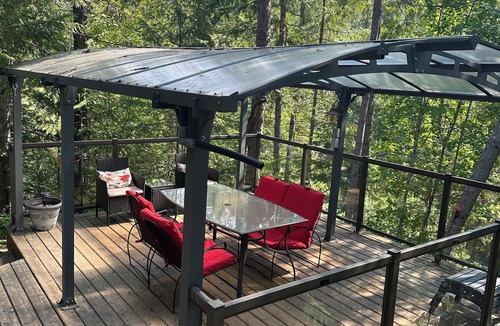 Crawford Bay Cabin | Creek side log cabin in the woods -dog friendly