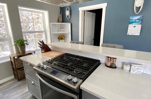 Bragg Creek Apartment | Creeker’s Loft-peaceful forest retreat