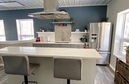 Bragg Creek Apartment | Creeker’s Loft-peaceful forest retreat