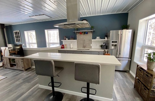 Bragg Creek Apartment | Creeker’s Loft-peaceful forest retreat
