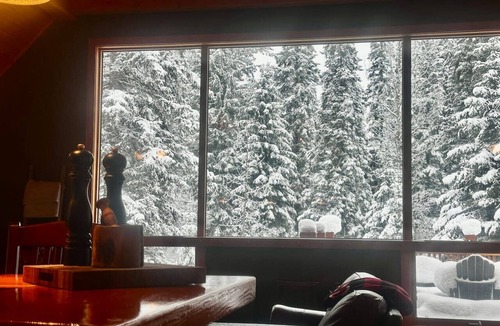 Golden Ski Chalet | Creekside Family Hideout @ KHMR - Ski in/Ski Out