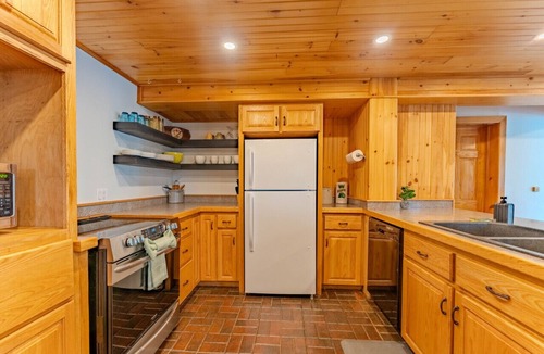 Saint David House | Creekside Hideaway -Oak Bay, NB