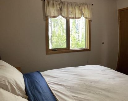Crowsnest Pass House | Crowsnest River Chalet - Trout