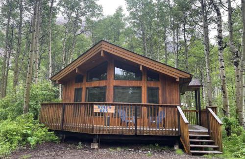 Crowsnest Pass House | Crowsnest River Chalet - Wolfs Den