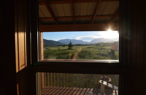 Division No. 3 Cabin | Crowsnest Riverside Cabin- 42 km from Castle Mountain Ski Resort