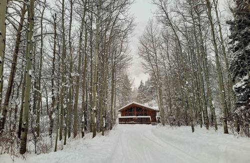 Crowsnest Pass Cabin | Crowsnest Rover Chalet - Grizzly