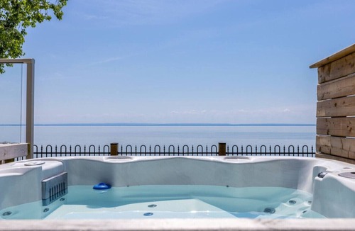 Crystal Beach House | Crystal Beach Executive Waterfront Lakehouse