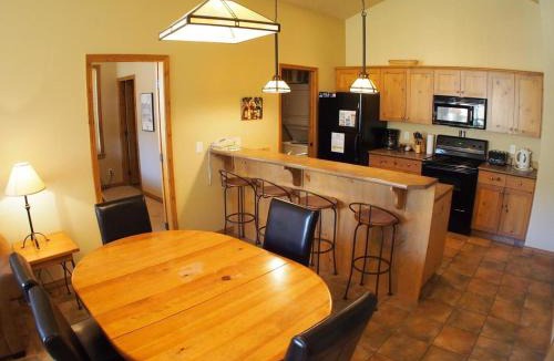 Sun Peaks Apartment | Crystal Forest #72 By Bear Country