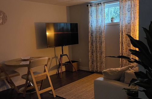 Saint-Alphonse-de-Granby Apartment | Cuisinette, espace cozy, 3 min de l’autoroute et a 15 min de ski, vélo, zoo, vin