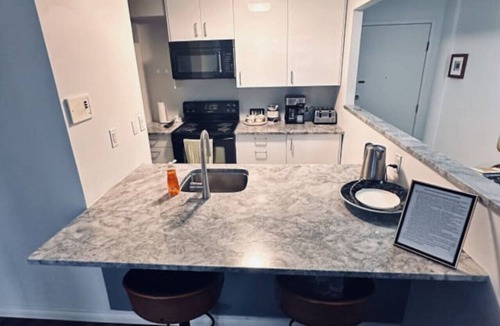 North Central Edmonton Condo | Curved TV | Gym | Parking | Pets | Recliners