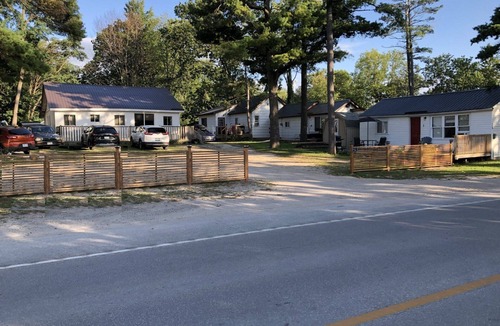 Wasaga Beach Apartment | Cute Wasaga Beach Studio cottage 2 min. walk to beach 1!