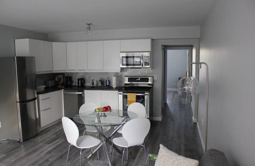 Orillia Apartment | DaVel DeLuxe Relaxation
