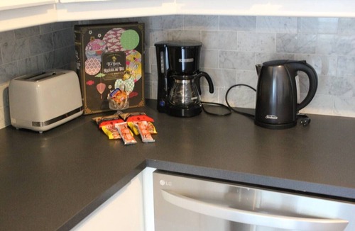 Orillia Apartment | DaVel DeLuxe Relaxation