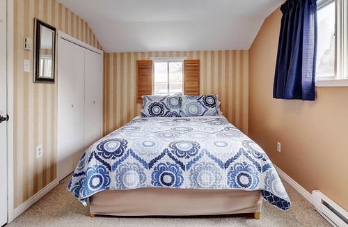 Stanstead Township Ski Chalet | Dawn - Waterfront cottage - Lake Memphremagog - private dock