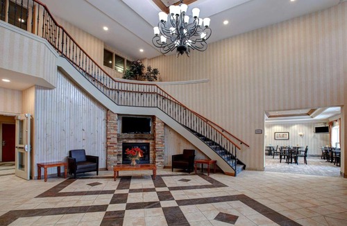 Collingwood Hotel | Days Inn & Suites by Wyndham Collingwood