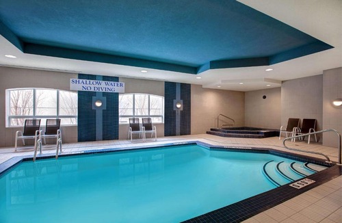 Collingwood Hotel | Days Inn & Suites by Wyndham Collingwood