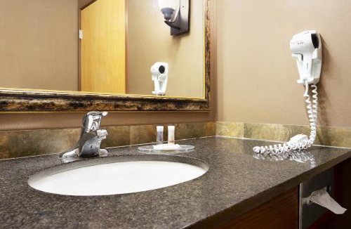 Strathmore Hotel | Days Inn & Suites by Wyndham Strathmore