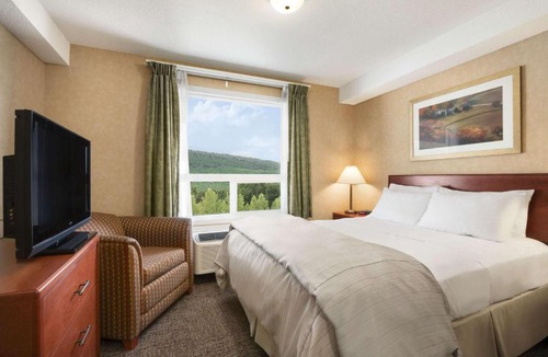 Cochrane Hotel | Days Inn & Suites by Wyndham Cochrane