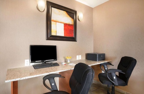 Cochrane Hotel | Days Inn & Suites by Wyndham Cochrane