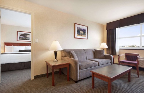 Langley Hotel | Days Inn & Suites by Wyndham Langley