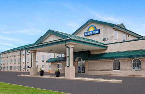 Winkler Hotel | Days Inn & Suites by Wyndham Winkler