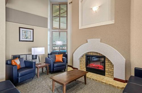 Winkler Hotel | Days Inn & Suites by Wyndham Winkler