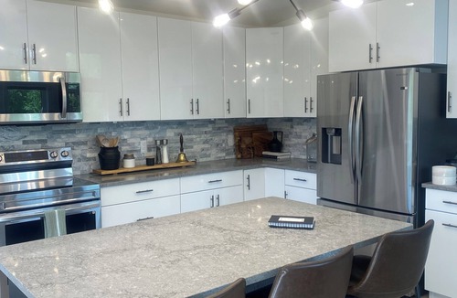 Westerose Cabin | Daze Off - Modern Cabin at Pigeon Lake (Pet Friendly)