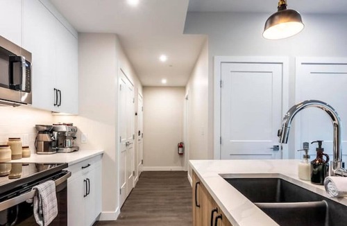 Golden Condo | Decked Out | Mtn Views | AC | Big Patio | DT | BBQ