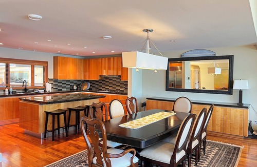 Dollarton House | Deep Cove Stunning Waterfront House