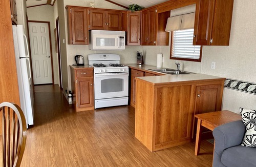Sherkston Cottage | Delightful 3 bedroom cottage in Sherkson Shores beach Retreat!
