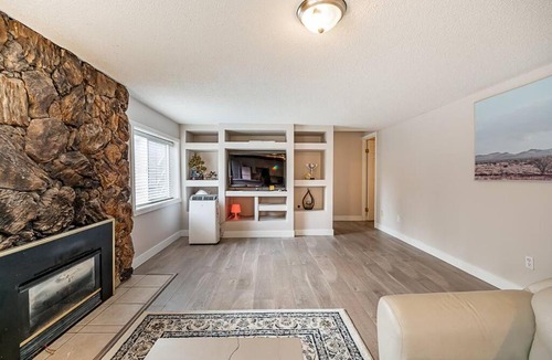 Newton Apartment | Delightful 3 bedroom guest house with free parking and internet